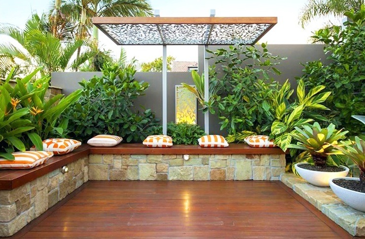 jardin de balcon d'appartement autour des bancs