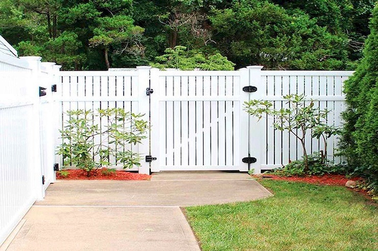 white vinyl flat top fence