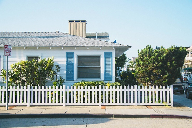 white vinyl picket fence