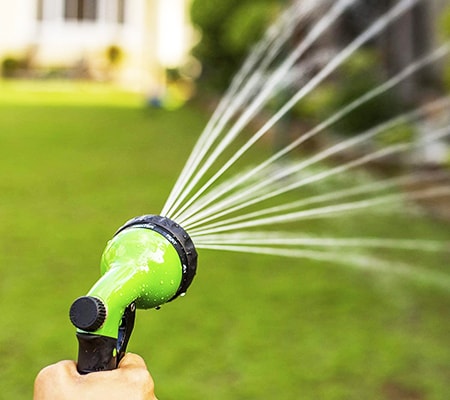 hose nozzle for watering lawns with varying spray patterns