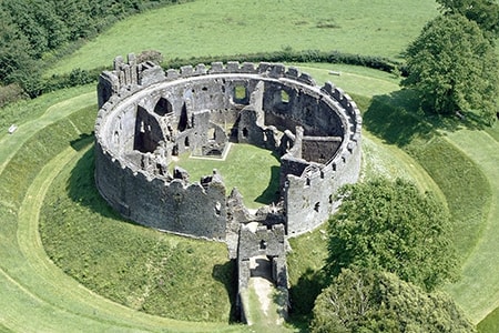 shell keep castles were a castle layout with walls around the perimeter with a courtyard in the center