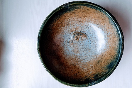 earthenware bowls is one of many kinds of bowls and it mostly preferred for holding hot liquids or solid food