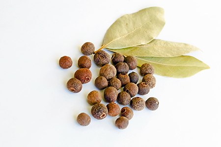 allspice tastes like the combination of different spices, as its name suggests