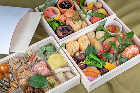 bento boxes are japanese plastic wrap alternatives that can store your foods in partitioned sections