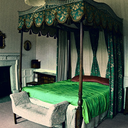 four-poster headboard