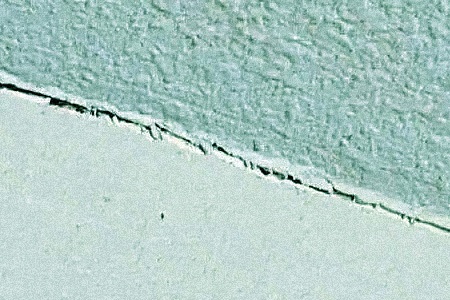 straight cracks are one of the most popular types of cracks in ceiling
