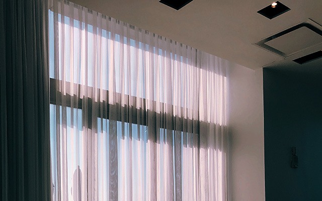how to hang curtains in rental apartment thumbnail