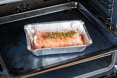 can tin foil go in the oven? you can use aluminum foil as a baking pan or tray