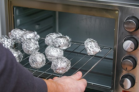 can you put aluminum foil in the oven? is it safe to use it? it can be used in the oven if you know what you are doing
