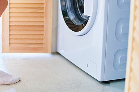 how to stop a washing machine from moving when spinning? look out for worn rubber feet and change it!