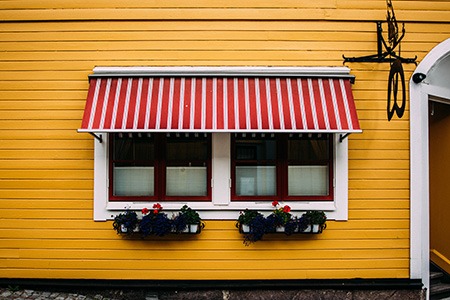 how to decorate a window without curtains? you can use awnings