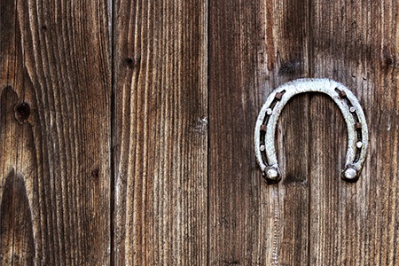 how to hang horseshoes on the wall? you must take proper alignment & balance into consideration